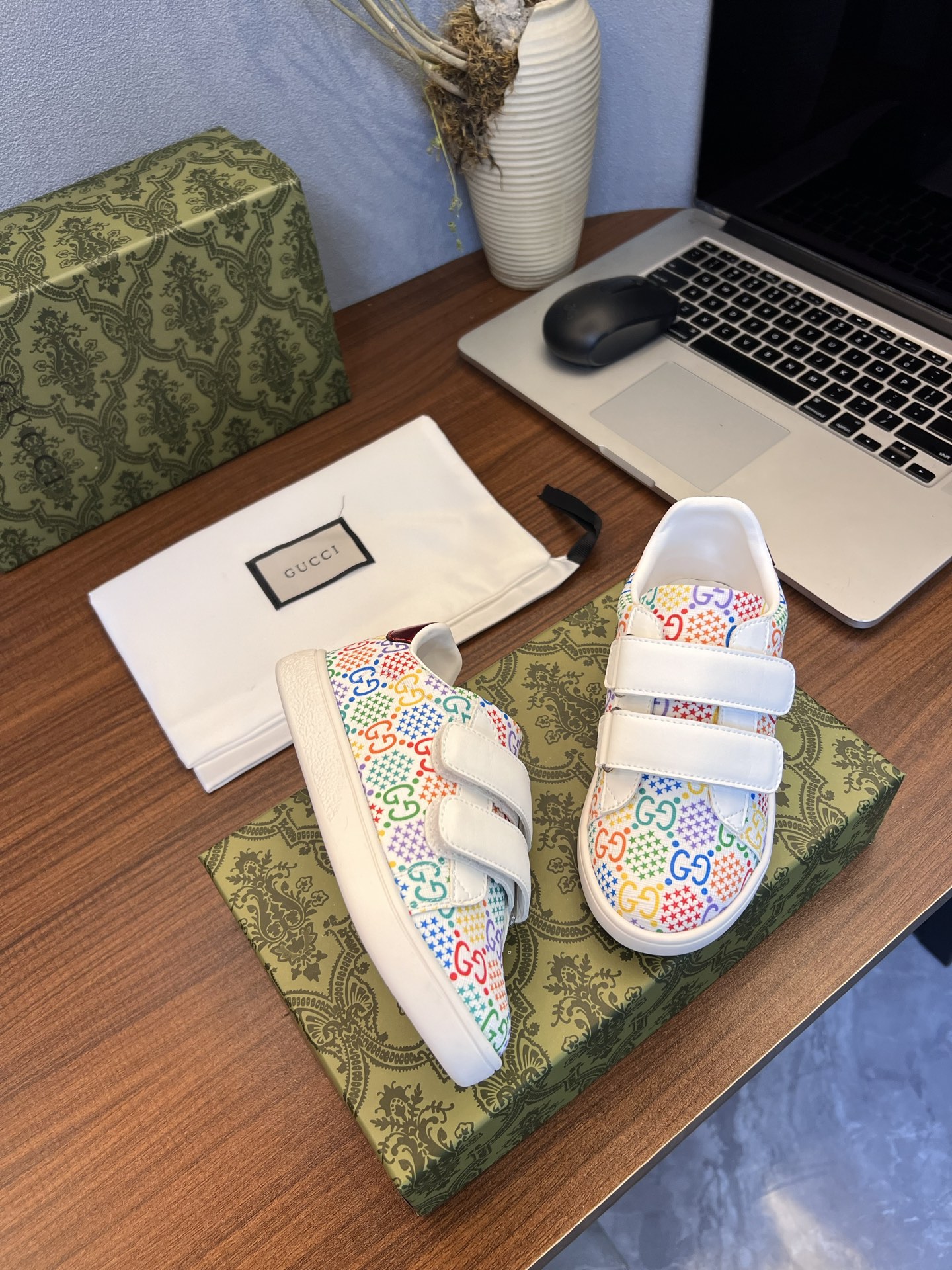 Children's shoes child